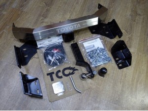 ТСУ Фаркоп ТСС крюк Е нержавеющий, надпись Toyota для Toyota Fortuner № TCU00099N