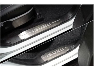 Накладки на пластиковые пороги (лист шлифованный надпись ISUZU) 4шт для Isuzu D-Max 2019 – н.в. ISDMAX19-04